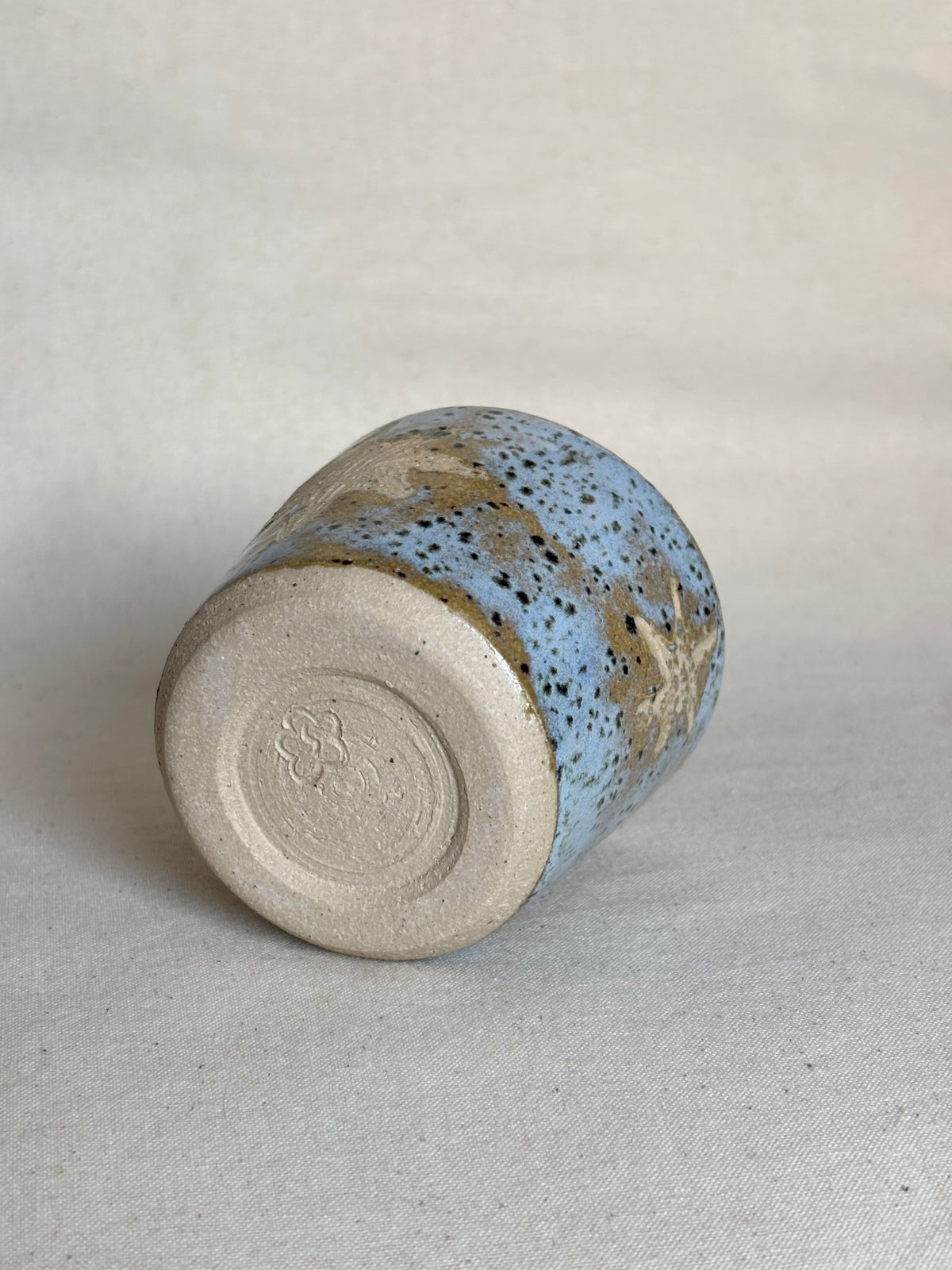Handless cup - blue spot