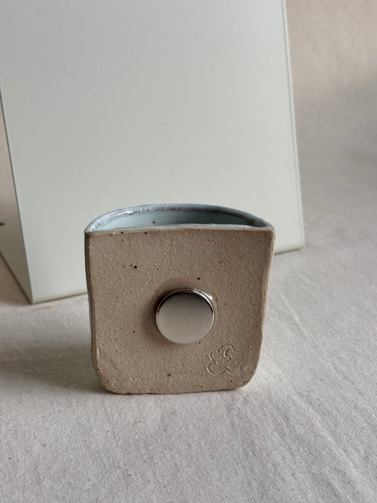 Vase magnet - blue