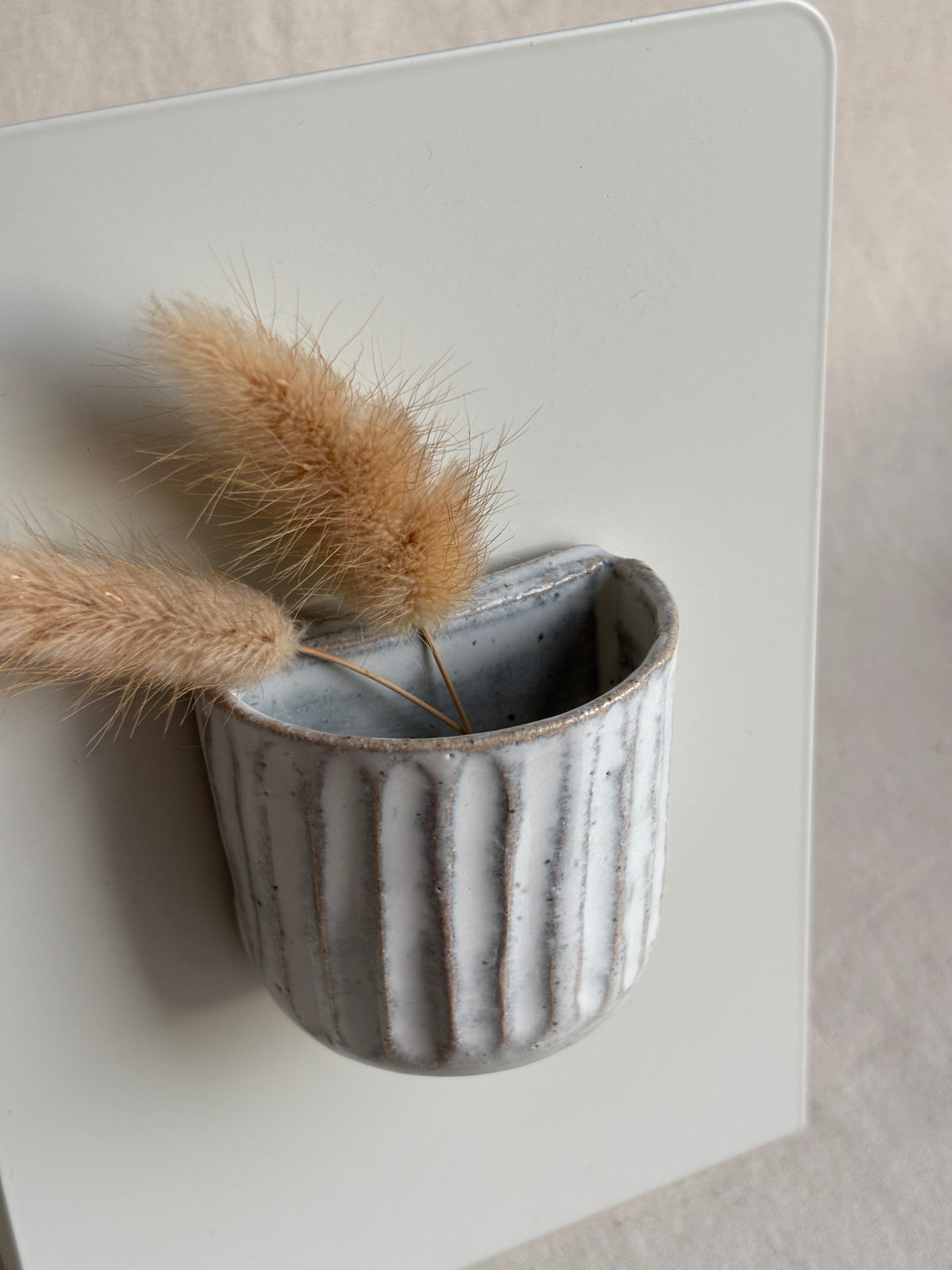 Textured vase magnet - white