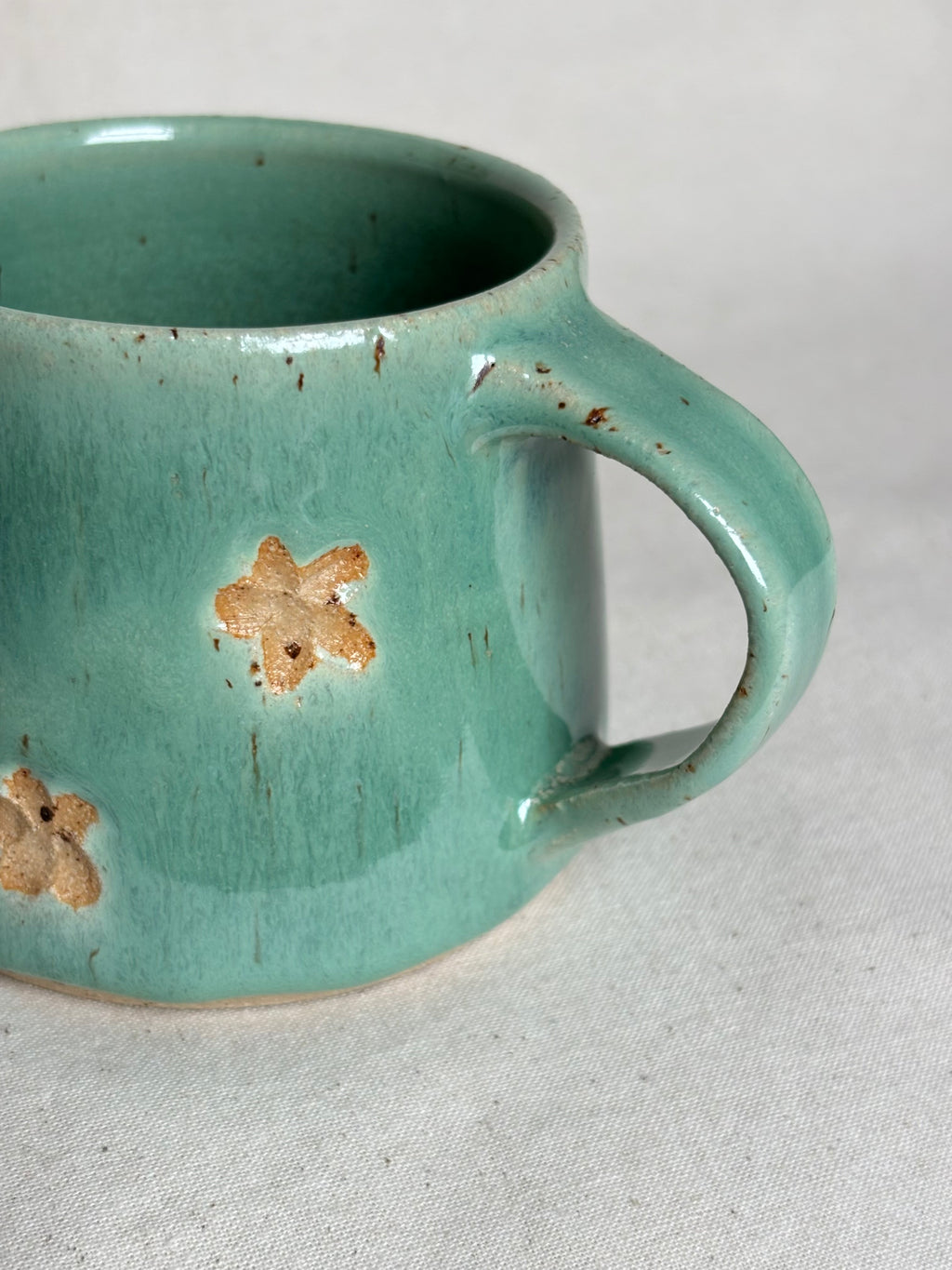 Green speckled flower mug