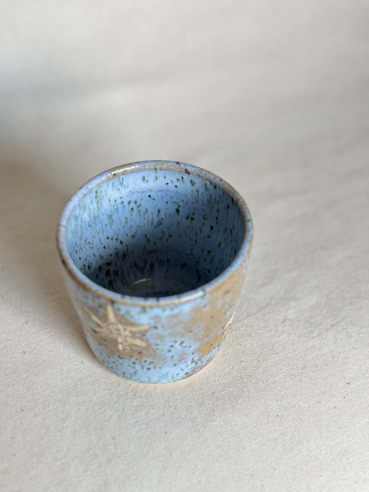 Handless cup - blue spot