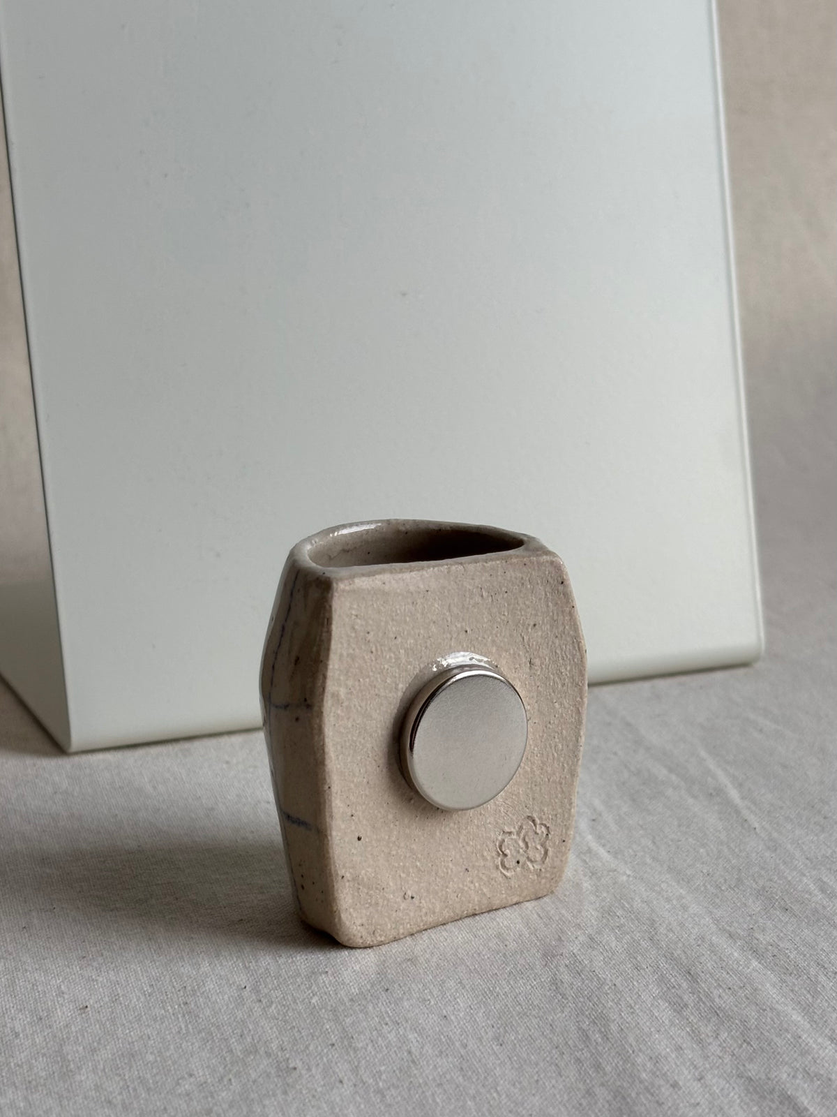 Grid vase magnet