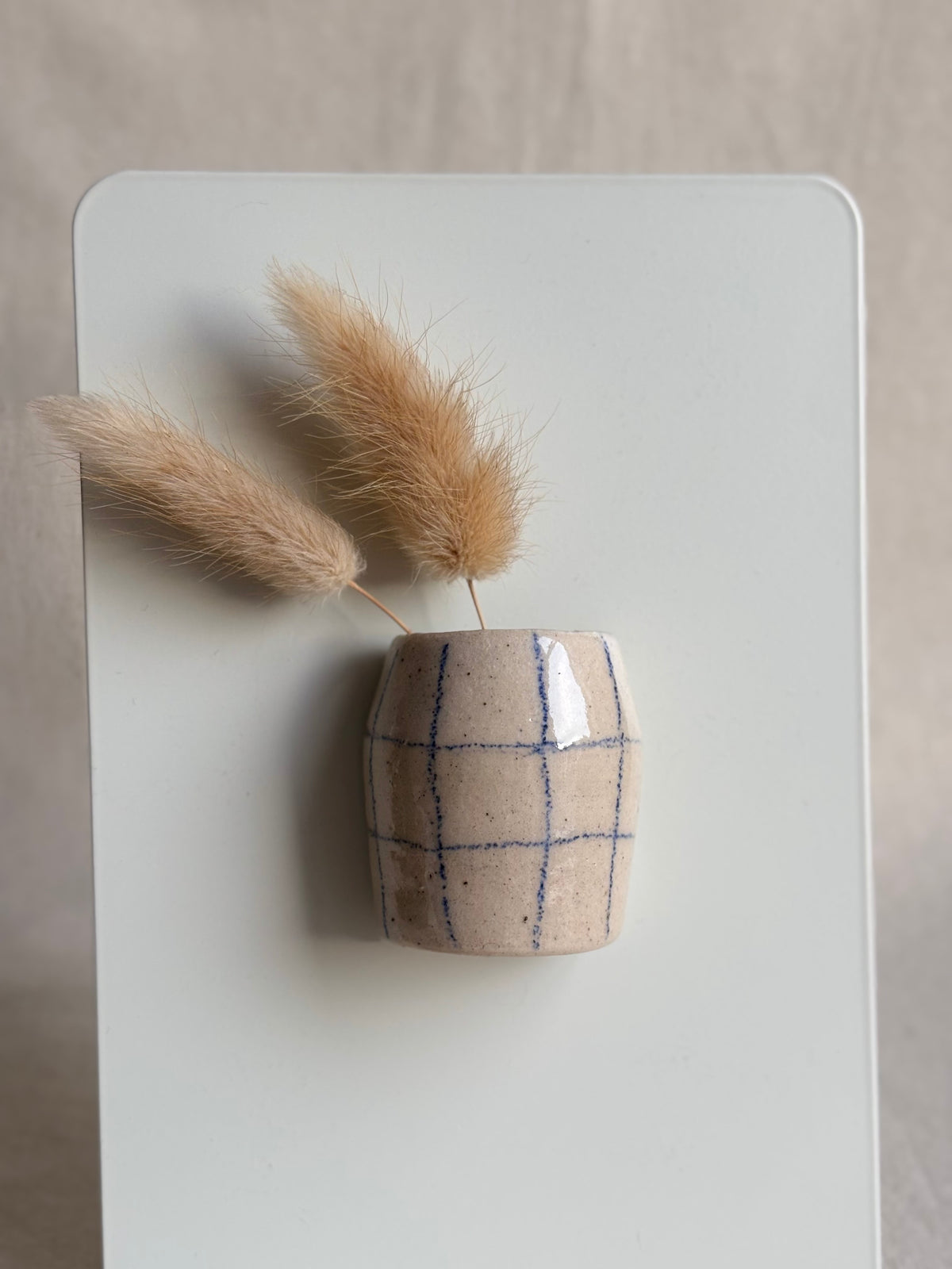 Grid vase magnet