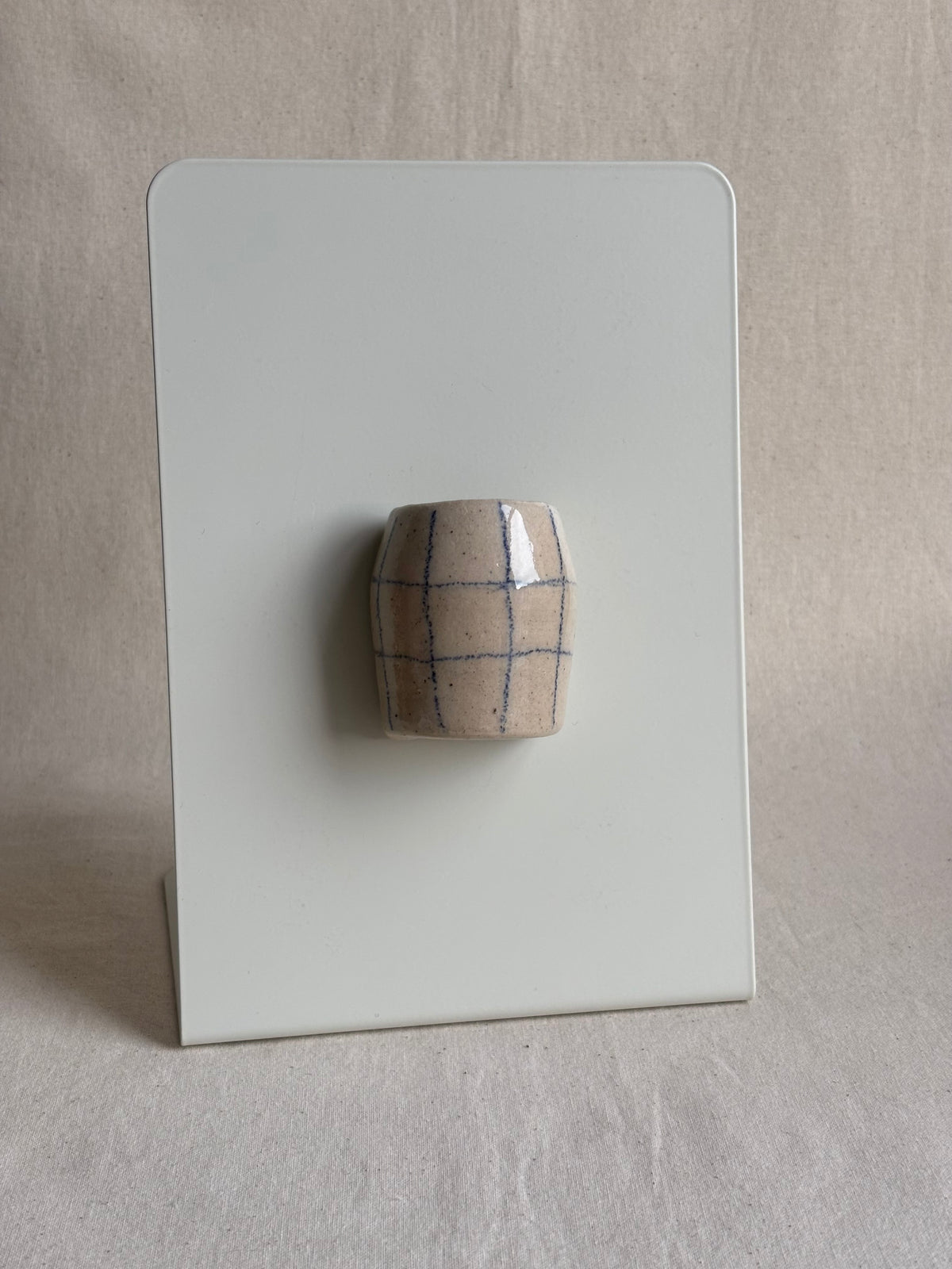Grid vase magnet