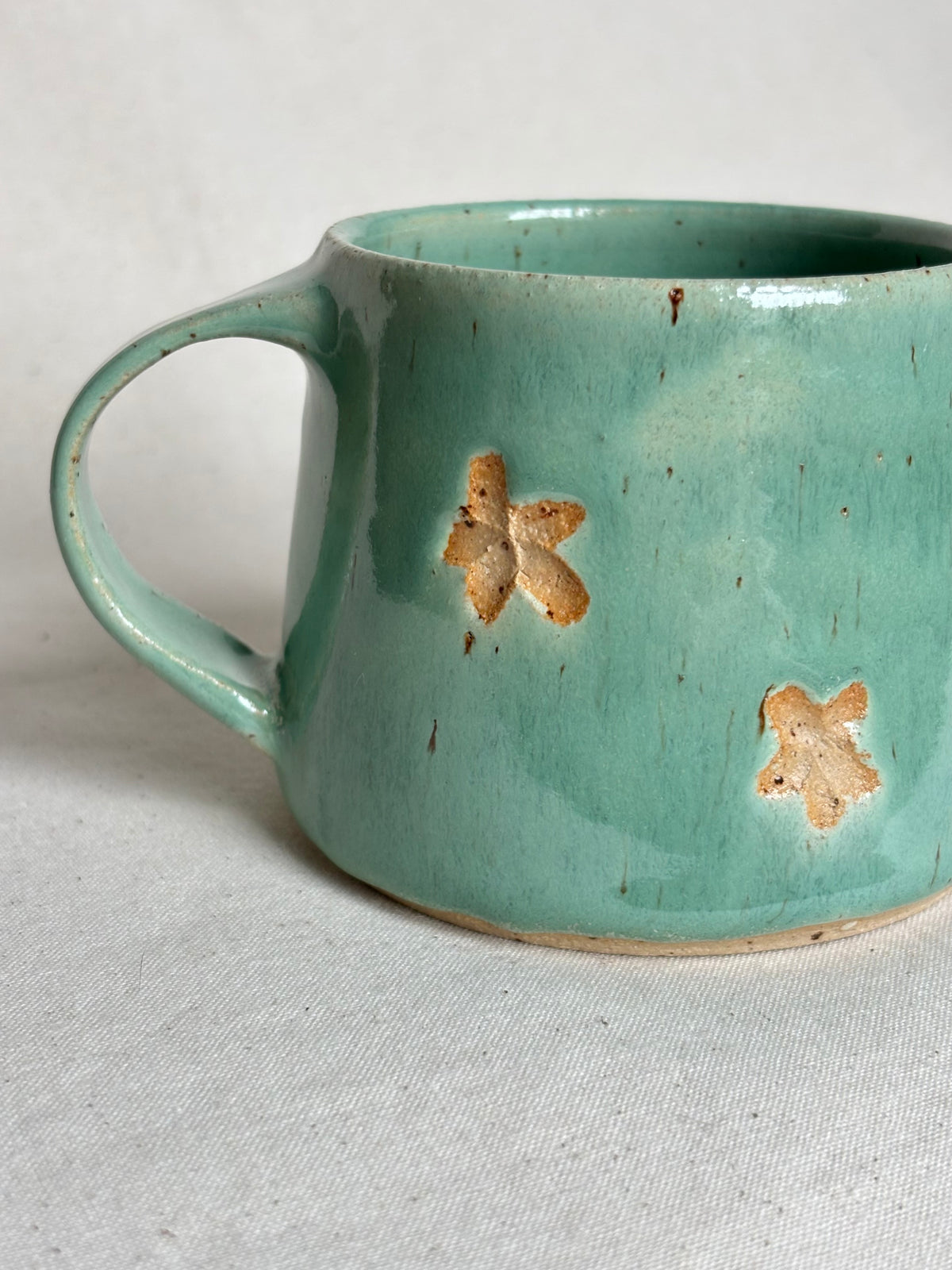 Green speckled flower mug