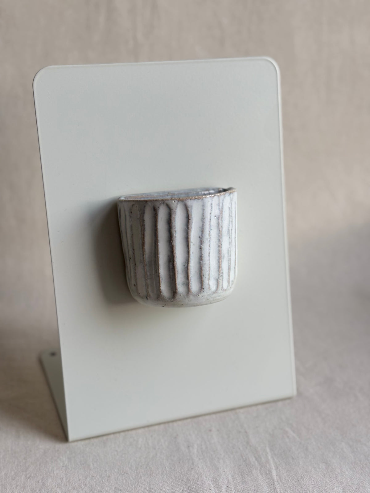 Textured vase magnet - white
