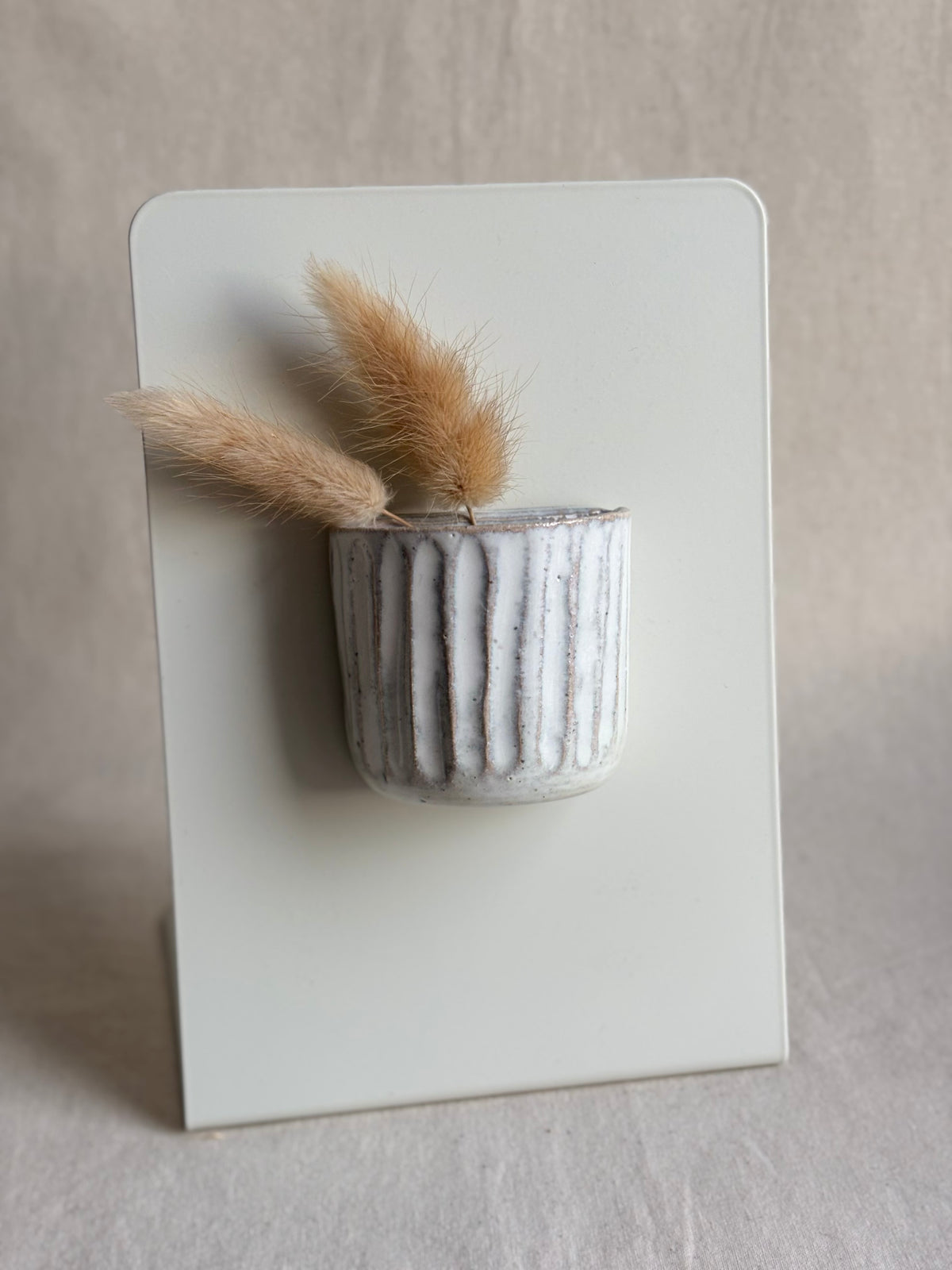 Textured vase magnet - white