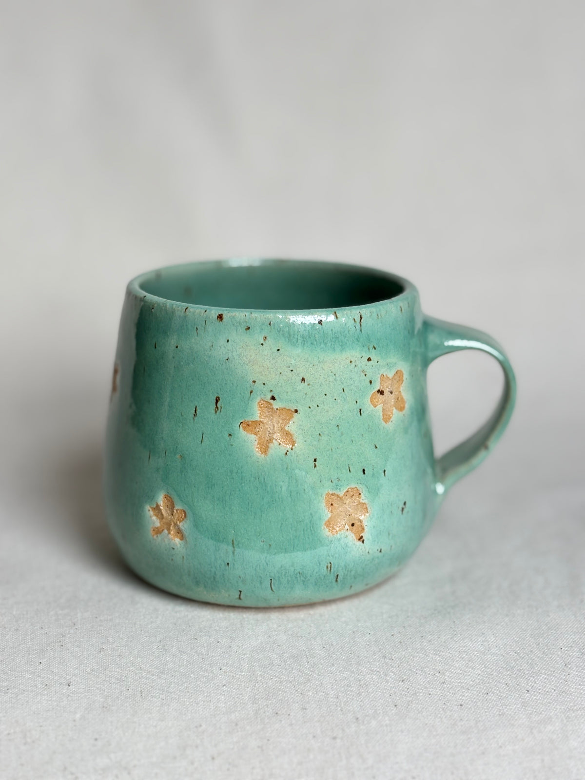 Green speckled flower mug