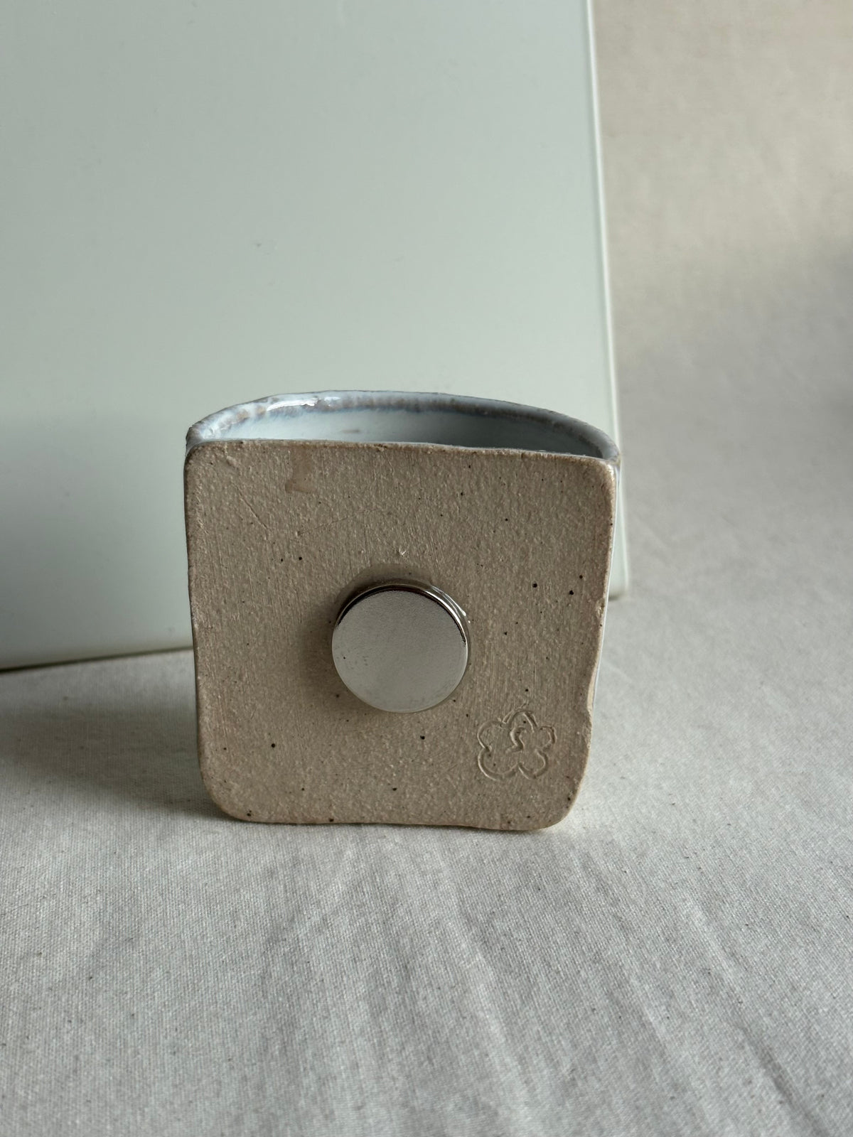 Textured vase magnet - white