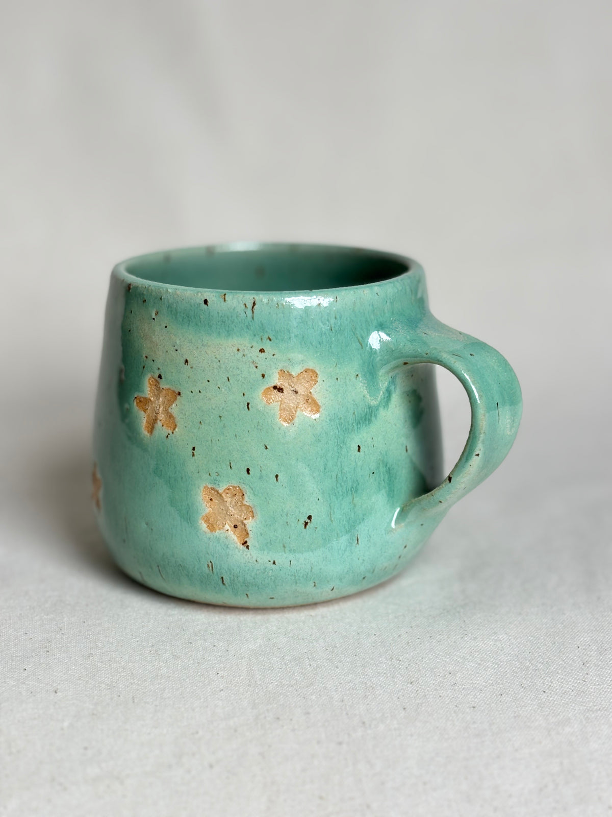 Green speckled flower mug